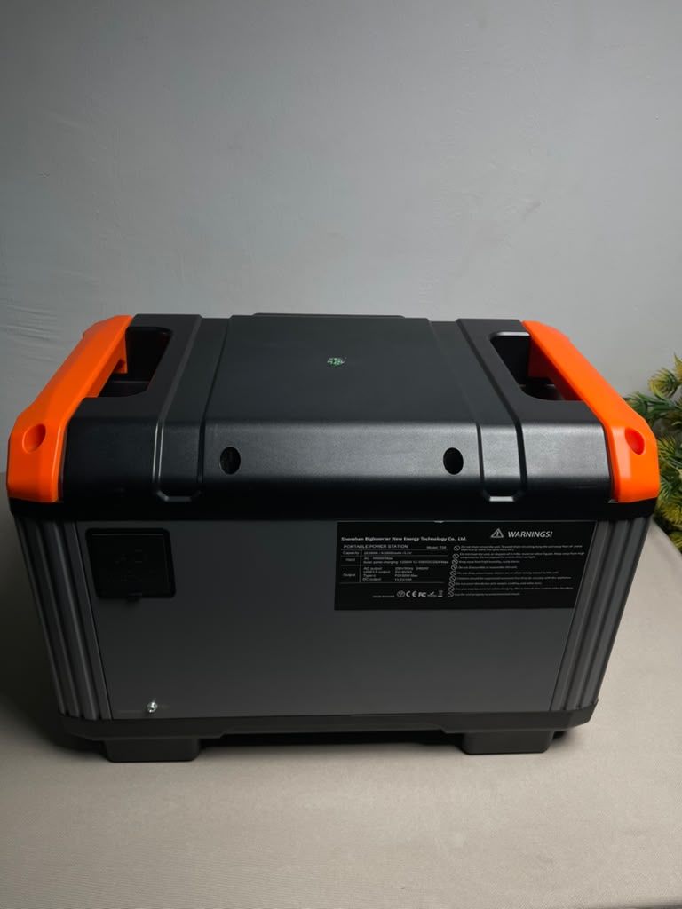OA PowerCore 2400 rear view with carry handles and rating label